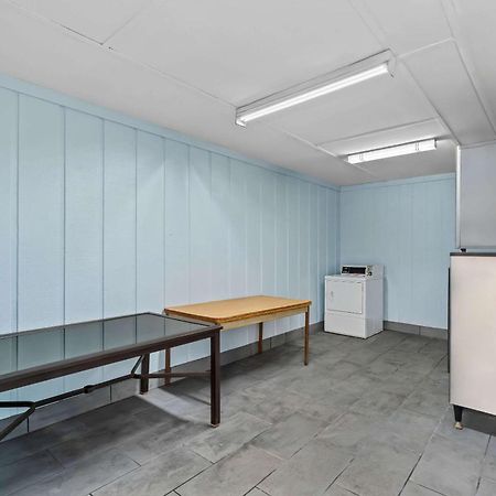 Rodeway Inn & Suites Брукхейвън Екстериор снимка