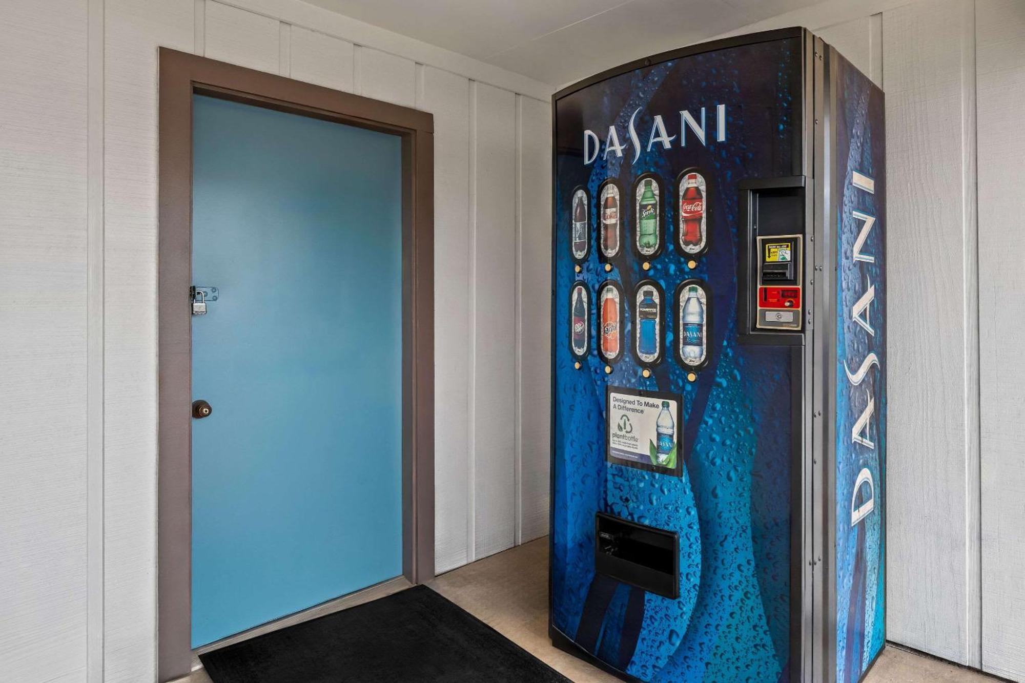 Rodeway Inn & Suites Брукхейвън Екстериор снимка