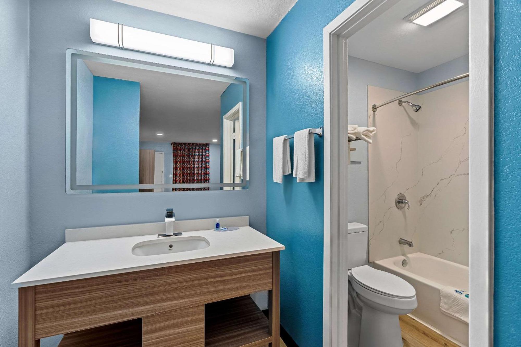 Rodeway Inn & Suites Брукхейвън Екстериор снимка